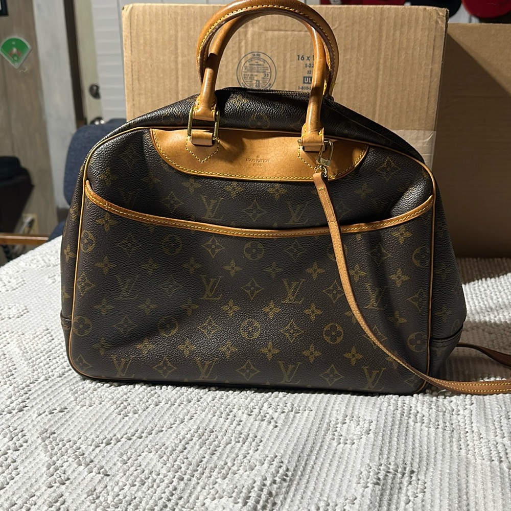 100% authentic Louis Vuitton vanity bag with rings!
